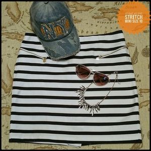 Anne Klein DkNavy & White stretch mini w/3 zippers